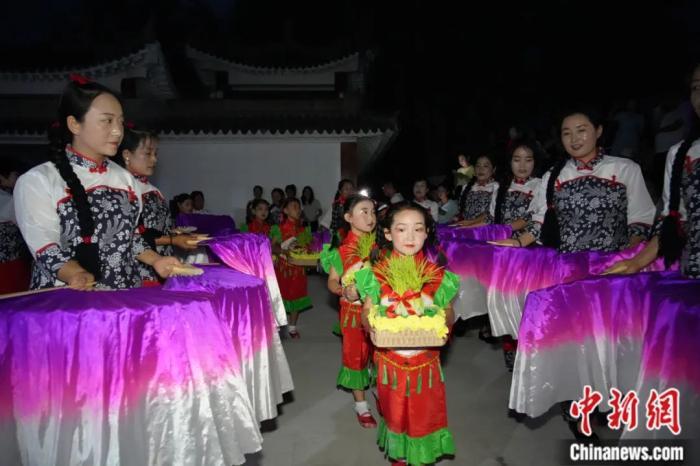 甘肅省西和縣姜席鎮(zhèn)晚霞湖畔，當(dāng)?shù)孛耖g舉行盛大的乞巧儀式。魏朵朵 攝