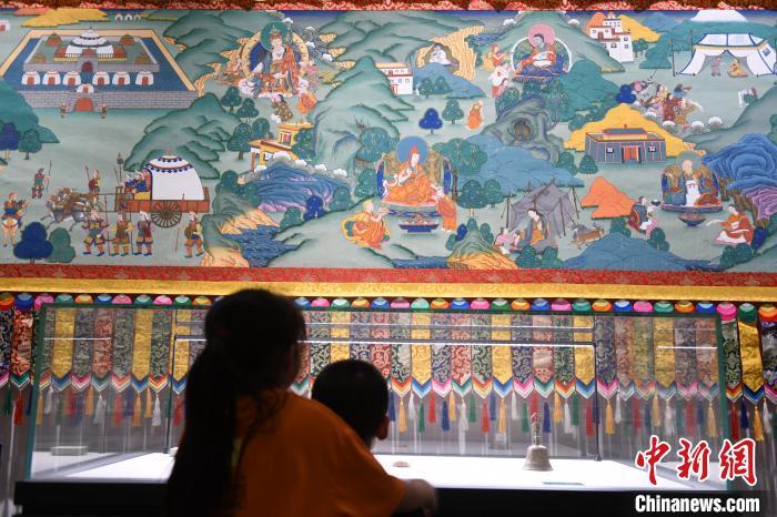 8月20日，兩名小觀眾參觀大型歷史題材卷軸唐卡“涼州會盟”。　戴文昌 攝