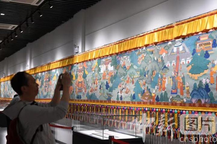 圖為觀眾觀看唐卡《涼州會盟》。 中新社記者 戴文昌 攝
