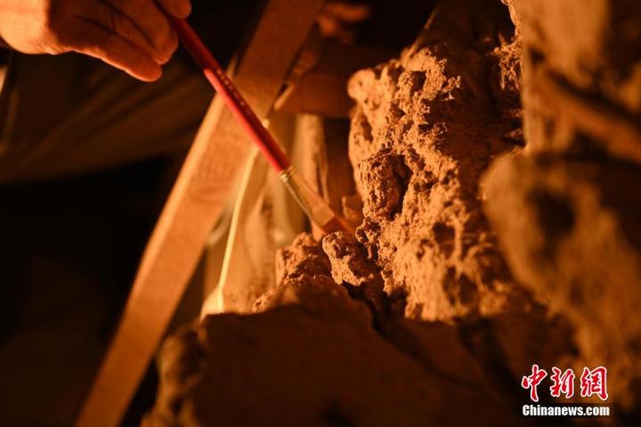 8月25日，文物修復師牟常有進行文物修復工作。