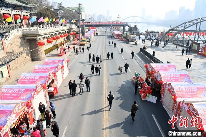 1月30日，蘭州黃河畔的年貨集市吸引顧客選購(gòu)年貨。九美旦增 攝</p><p>