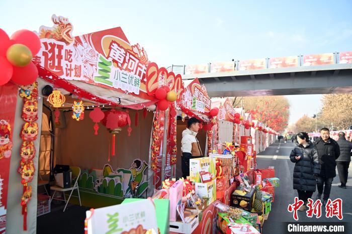 1月30日，蘭州黃河畔的年貨集市吸引顧客選購(gòu)年貨。九美旦增 攝</p><p>