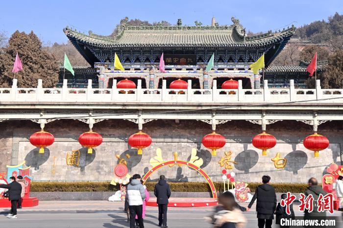 1月30日，裝扮一新的蘭州白塔山公園節(jié)日氛圍濃厚。九美旦增 攝</p><p>