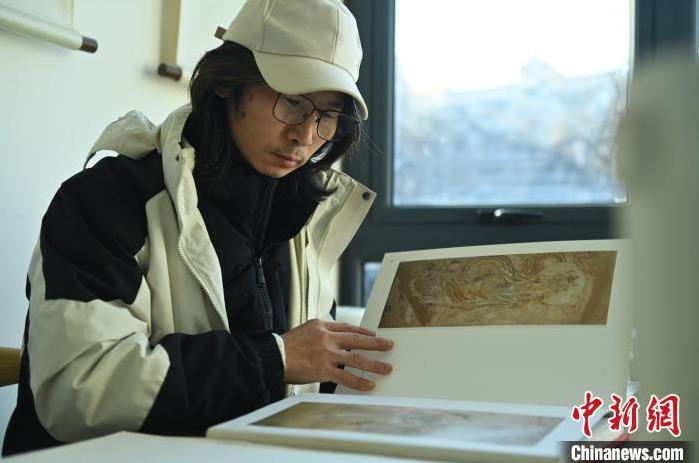 圖為季茂杰研究敦煌文化相關(guān)書籍。李亞龍 攝</p>
<p>