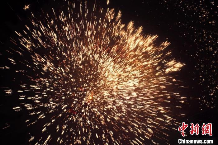 據(jù)悉，“花”與“發(fā)”諧音，取“打花打花，越打越發(fā)”之意?！按蜩F花”不僅蘊含著人們祈福納祥的美好愿望，也展現(xiàn)了民間生鐵冶煉傳統(tǒng)技藝的工匠精神。侯奇志 攝