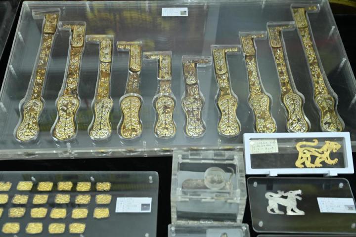 張家川馬家塬出土的金帶飾、大角羊、人形鉛俑及狼形銀車輿飾等文物。