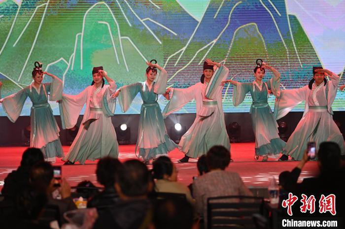 圖為工作人員進(jìn)行舞蹈表演。李亞龍 攝