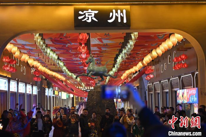 圖為游人拍攝煥然一新亮相的街區(qū)。李亞龍 攝</p><p>