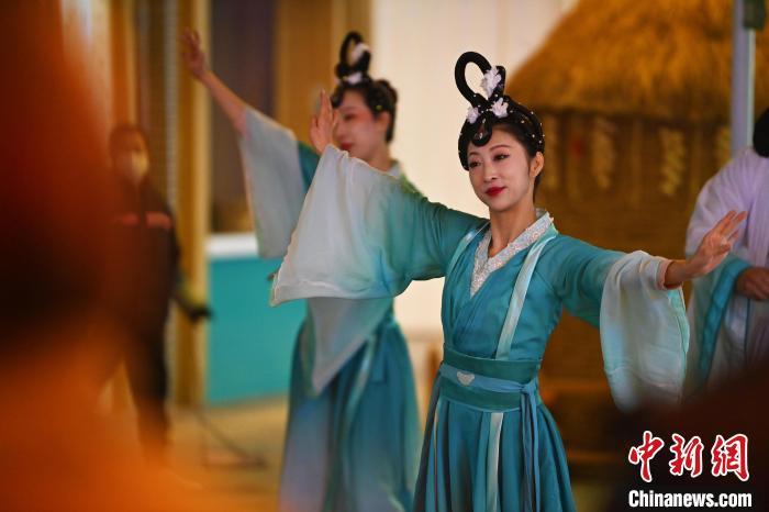 圖為工作人員進(jìn)行舞蹈表演。李亞龍 攝</p><p>