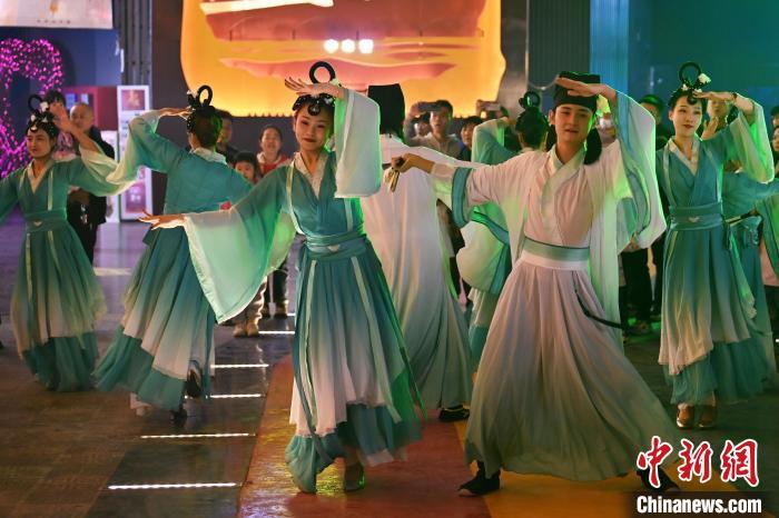 圖為工作人員進(jìn)行舞蹈表演。李亞龍 攝</p><p>