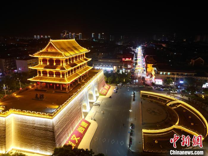 圖為武威市標(biāo)志性建筑涼州古城門燈光亮起。(無人機(jī)照片) 　戴文昌 攝</p><p>
