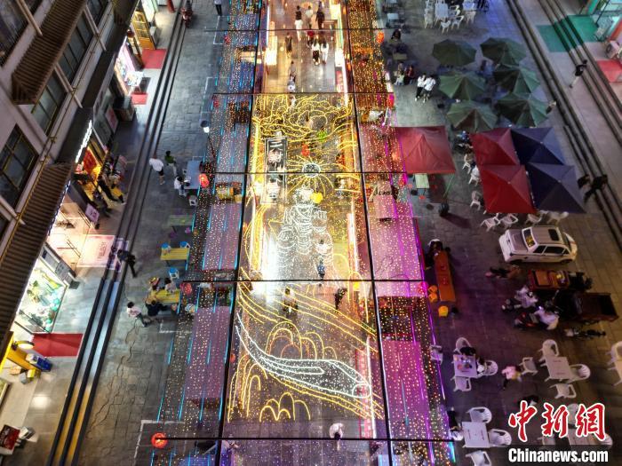 圖為明清街夜市燈光點(diǎn)亮具有武威文化元素的“天梯山石窟”彩燈。(無人機(jī)照片) 　戴文昌 攝</p><p>