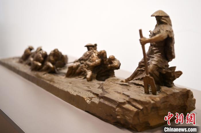 5月21日，在“絲路印跡”雕塑藝術(shù)作品展展出的作品《治水為民·禹德九州》。九美旦增 攝</p>
<p>