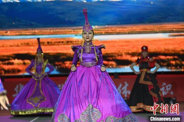 圖為開幕式現(xiàn)場蒙古族服飾秀。李亞龍 攝</p>
<p>