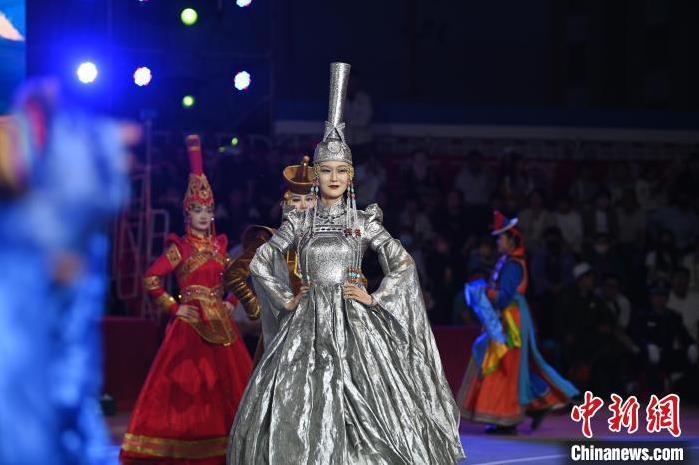 圖為開幕式現(xiàn)場蒙古族服飾秀。李亞龍 攝</p>
<p>