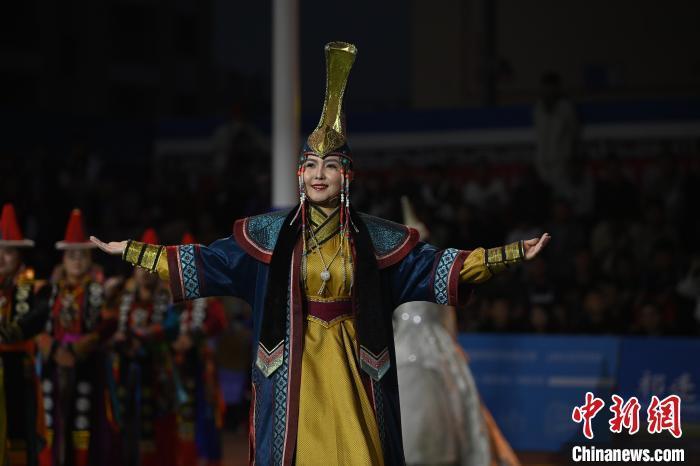 圖為開幕式現(xiàn)場蒙古族服飾秀。李亞龍 攝