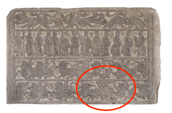 △漢代迎賓、車馬出行畫像石，現(xiàn)藏于臨沂市博物館。畫像石的第四層中有軺車出現(xiàn)。