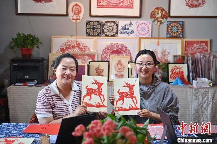 6月6日，在甘肅敦煌青年夜校課程中，青年學(xué)員展示學(xué)習(xí)敦煌非遺剪紙的成果。李亞龍 攝　　