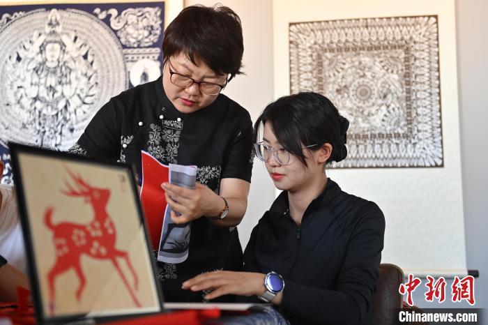 6月6日，在甘肅敦煌青年夜校課程中，青年學(xué)員學(xué)習(xí)敦煌非遺剪紙課程。李亞龍 攝