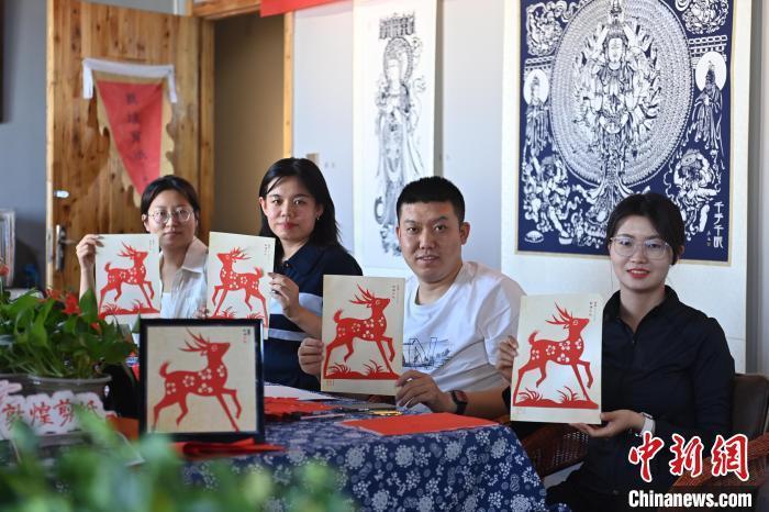 6月6日，在甘肅敦煌青年夜校課程中，青年學(xué)員展示學(xué)習(xí)敦煌非遺剪紙的成果。李亞龍 攝　　