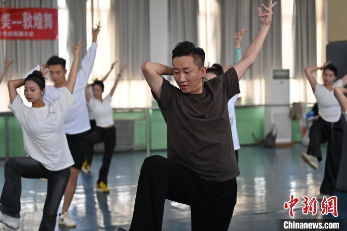 6月6日，在甘肅敦煌青年夜校課程中，青年學(xué)員學(xué)習(xí)敦煌舞課程。李亞龍 攝　　