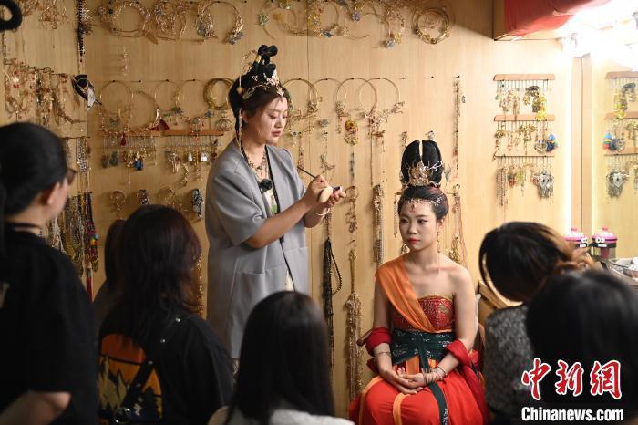 6月6日，在甘肅敦煌青年夜校課程中，青年學(xué)員學(xué)習(xí)敦煌美妝課程。李亞龍 攝