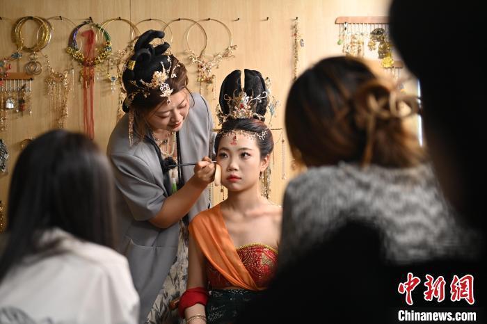 6月6日，在甘肅敦煌青年夜校課程中，青年學(xué)員學(xué)習(xí)敦煌美妝課程。李亞龍 攝　　