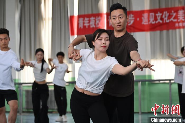 6月6日，在甘肅敦煌青年夜校課程中，學(xué)員學(xué)習(xí)敦煌舞課程。李亞龍 攝　　