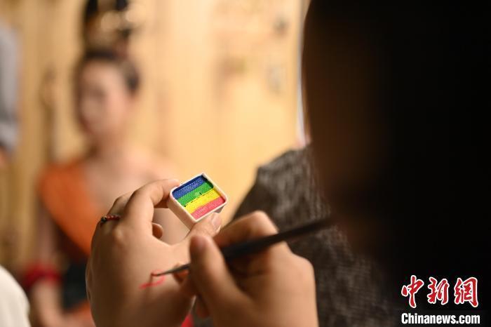 6月6日，在甘肅敦煌青年夜校課程中，青年學(xué)員學(xué)習(xí)敦煌美妝課程。李亞龍 攝　　