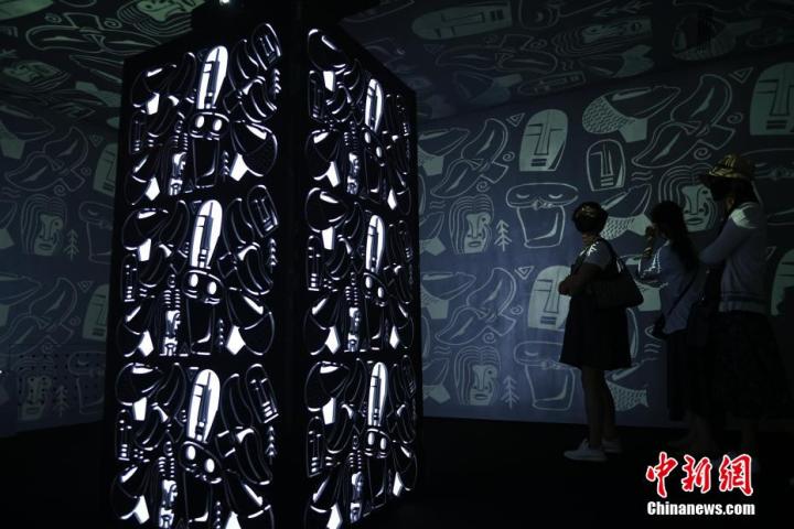 圖為游客參觀藝術(shù)展。中新社記者 李亞龍 攝