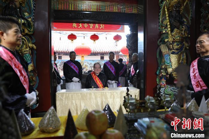 6月21日，“2024(甲辰年)兩岸共祭人文始祖伏羲典禮”在臺灣新北舉行。擔任主祭官的先嗇宮董事長、中國國民黨前秘書長李乾龍(中)出席典禮并擔任主祭官。中新社記者 張曉曦 攝