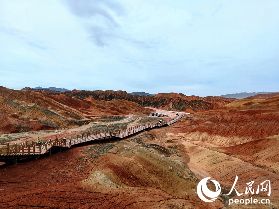  雨后的七彩丹霞，顏色格外艷麗。人民網(wǎng) 黃津曉虎攝