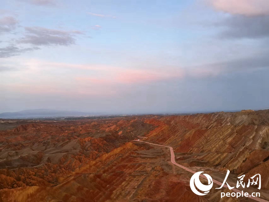 日落時分，余暉與丹霞交相輝映。人民網(wǎng)記者 唐嘉藝攝