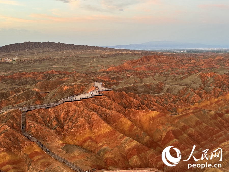 日落時分，余暉與丹霞交相輝映。人民網(wǎng)記者 徐冬兒攝
