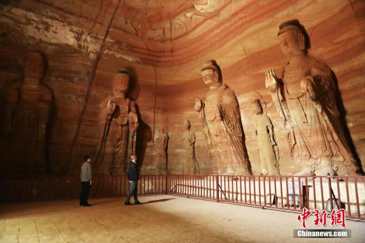 7月15日，游人參觀甘肅省平?jīng)鍪袥艽h百里石窟長廊中的南石窟寺1號窟。百里石窟長廊位于涇川縣境內(nèi)，由512個石窟、5眼窟中石井組成，現(xiàn)存王母宮石窟、鳳凰山石窟、南石窟寺、丈八寺石窟、羅漢洞石窟、太山寺石窟等規(guī)模較大的石窟群，還有數(shù)量眾多的小石窟群。南石窟寺開鑿于北魏永平三年，其中1號窟屬于大型七佛窟，七佛高達(dá)6米。中新社記者 李亞龍 攝
