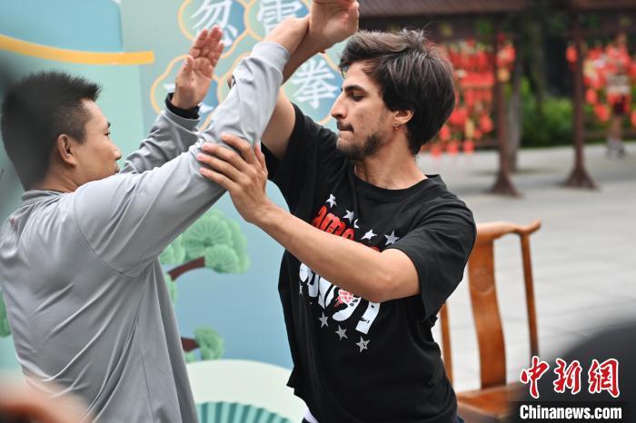 7月14日，甘肅省平?jīng)鍪嗅轻忌骄皡^(qū)內(nèi)，外籍武術(shù)愛好者(右)進行忽雷太極拳切磋。7月13日至14日，“2024年北京體育大學第十五屆國際武術(shù)比賽交流大會暨首屆崆峒山國際武術(shù)大會”舉行，大會也在崆峒山景區(qū)進行問道崆峒、武術(shù)高級研修班、崆峒拜師等系列活動。中新社記者 李亞龍 攝</p>
<p>