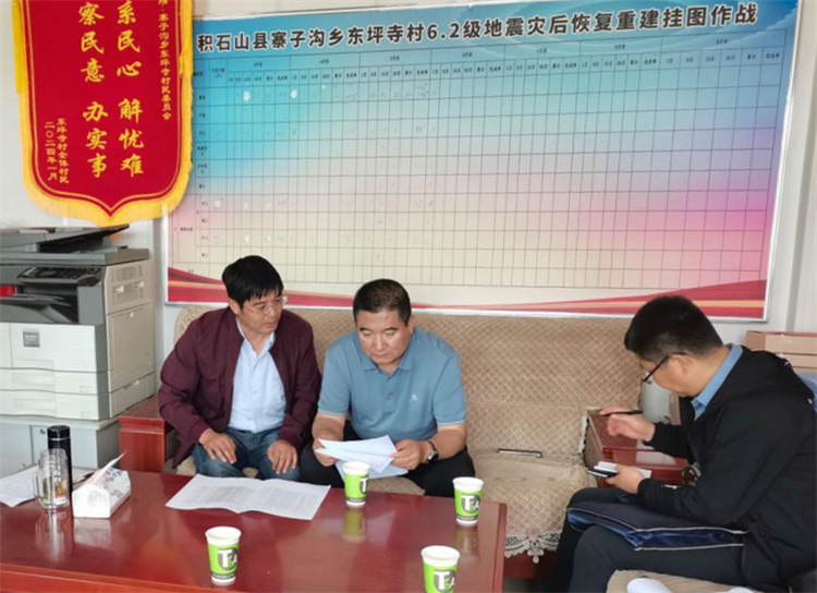 州縣紀(jì)委監(jiān)委機(jī)關(guān)聯(lián)合督查組對(duì)下沉干部 、駐村干部 、包村組長(zhǎng)、村干部 “四級(jí)”干部履職到崗情況，以及工作日志和民情臺(tái)賬、訴求臺(tái)賬進(jìn)行日常監(jiān)督檢查，壓實(shí)工作責(zé)任。.jpg