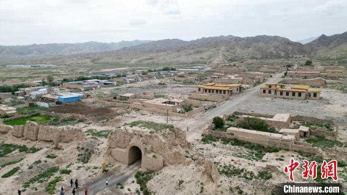 7月13日，位于山丹漢明長城遺址里的硤口古城。(無人機圖片) 　九美旦增 攝