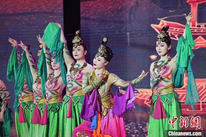 7月19日晚，第五屆黃河之濱文藝展演在蘭州體育文化廣場開幕。圖為開幕式演出敦煌舞蹈。張曦予 攝