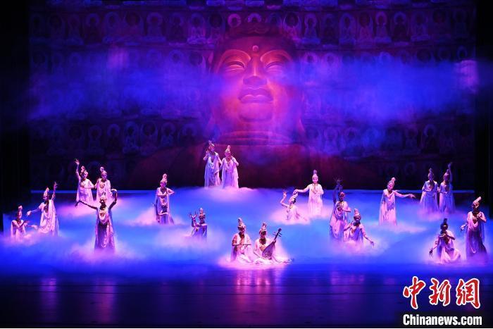7月18日晚，中國經(jīng)典舞劇《絲路花雨》在甘肅蘭州黃河劇院進行演出。中國經(jīng)典舞劇《絲路花雨》迎來45周年，7月17日-8月4日在蘭州開啟為期多天的駐場演出。該舞劇取材于敦煌莫高窟壁畫，集中國霓裳羽衣舞、敦煌舞、印度舞、黑巾舞、波斯馬鈴舞等于一身，自1979年演出至今，該劇先后在40多個國家和地區(qū)演出近4000場，觀眾550多萬人次。中新社記者 李亞龍 攝</p>
<p>