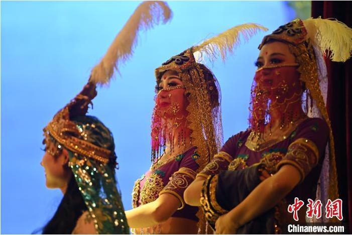 7月18日晚，中國經(jīng)典舞劇《絲路花雨》在甘肅蘭州黃河劇院進行演出。中國經(jīng)典舞劇《絲路花雨》迎來45周年，7月17日-8月4日在蘭州開啟為期多天的駐場演出。該舞劇取材于敦煌莫高窟壁畫，集中國霓裳羽衣舞、敦煌舞、印度舞、黑巾舞、波斯馬鈴舞等于一身，自1979年演出至今，該劇先后在40多個國家和地區(qū)演出近4000場，觀眾550多萬人次。中新社記者 李亞龍 攝</p>
<p>