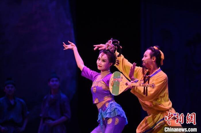 7月18日晚，中國經(jīng)典舞劇《絲路花雨》在甘肅蘭州黃河劇院進行演出。中國經(jīng)典舞劇《絲路花雨》迎來45周年，7月17日-8月4日在蘭州開啟為期多天的駐場演出。該舞劇取材于敦煌莫高窟壁畫，集中國霓裳羽衣舞、敦煌舞、印度舞、黑巾舞、波斯馬鈴舞等于一身，自1979年演出至今，該劇先后在40多個國家和地區(qū)演出近4000場，觀眾550多萬人次。中新社記者 李亞龍 攝</p>
<p>