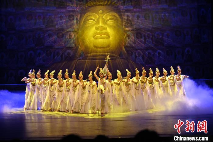 7月18日晚，中國經(jīng)典舞劇《絲路花雨》在甘肅蘭州黃河劇院演出。李亞龍 攝