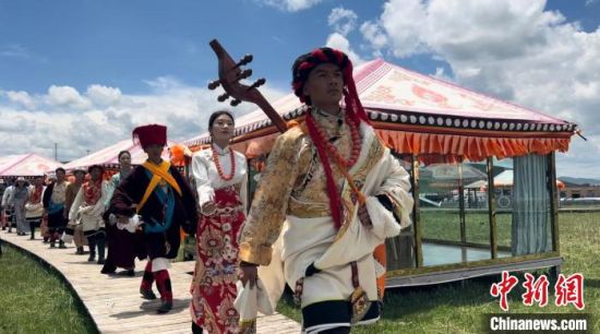 2024年6月，甘肅甘南藏族自治州上演藏服時裝秀。(資料圖)高瑩 攝