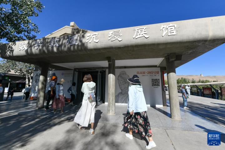 7月22日，游客排隊(duì)進(jìn)入“尋境敦煌——數(shù)字敦煌沉浸展”場(chǎng)館。新華社記者 郎兵兵 攝</p>
<p>