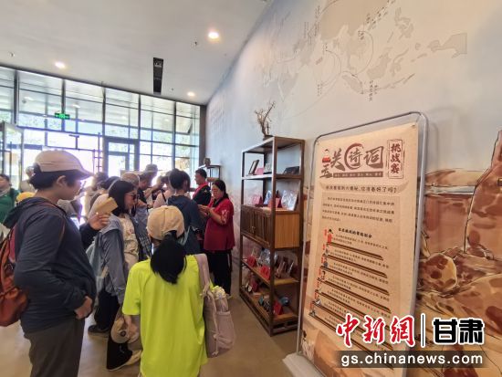 近日，玉門關遺址景區(qū)開啟了一場精彩紛呈的玉關詩詞挑戰(zhàn)賽，吸引眾多游人參與其中。玉門關遺址景區(qū)供圖