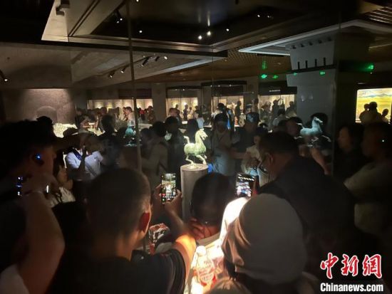 8月17日至23日，“濃濃民族情 兩岸一家親”臺灣同胞參訪團(tuán)甘肅行交流活動在甘肅展開。圖為臺胞參觀甘肅省博物館。中新社記者 閆姣 攝