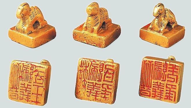 從左至右依次為“晉歸義羌侯”金印、“晉歸義氐王”金印、“魏歸義氐侯”金印