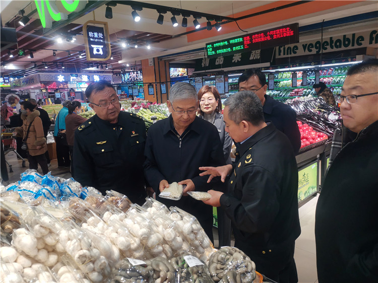圖為市委常委、市紀(jì)委書記、市監(jiān)委主任張學(xué)勇調(diào)研食品安全責(zé)任包保企業(yè)西部天地商貿(mào)有限責(zé)任公司.jpg