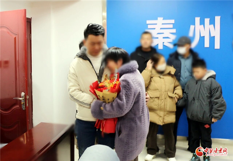 跨越32年的擁抱：榆中警方助被拐32年岳某與母親團(tuán)聚